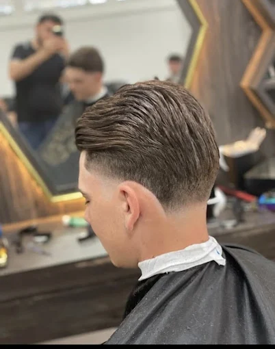 Rückansicht eines sauberen Fade-Haarschnitts