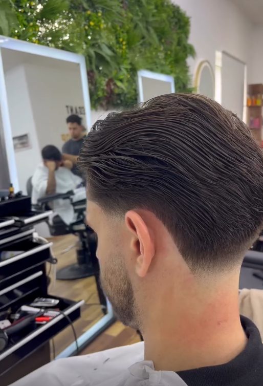 Slickback-Frisur mit sauberem Fade im Elegant Barber Shop